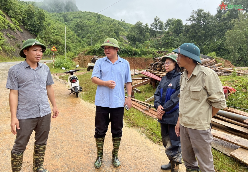 Đồng chí Vũ Đức Thuận, Bí thư Huyện ủy Mường La kiểm tra tình hình thiệt hại tại một số xã trên địa bàn huyện.