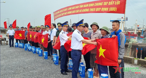 Cảnh sát biển đồng hành với ngư dân: Về Nam Định giữa ngày nắng lửa