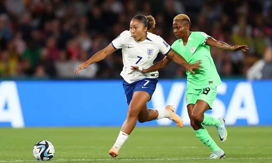 Tình huống Lauren James (Anh) tranh bóng với Ayinde (Nigeria). Ảnh: Getty Images 