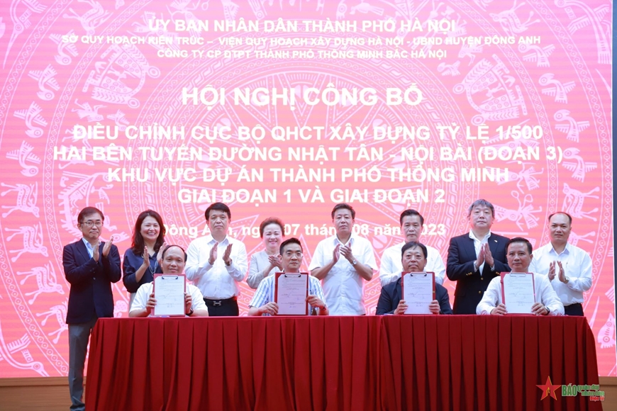 Phó chủ tịch UBND TP Hà Nội Dương Đức Tuấn cùng lãnh đạo huyện Đông Anh, nhà đầu tư chứng kiến bàn giao hồ sơ đồ án Điều chỉnh cục bộ quy hoạch chi tiết 1/500 hai bên tuyến đường Nhật Tân – Nội Bài khu vực dự án đầu tư xây dựng Thành phố thông minh.