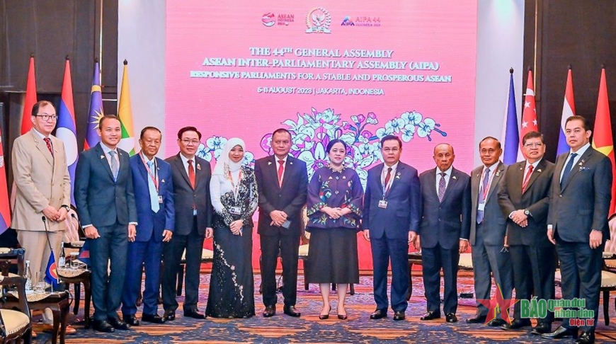  Chủ tịch Hạ viện Indonesia, Chủ tịch AIPA 2023 Puan Maharani cùng Chủ tịch Quốc hội Vương Đình Huệ và các Trưởng đoàn.