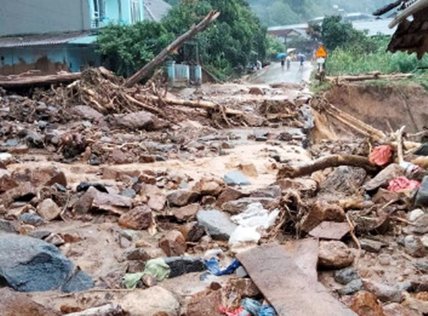 Mưa lớn ngày 5-8-2023 trên địa bàn huyện Mù Cang Chải (Yên Bái) dẫn đến lũ ống, sạt lở đất gây thiệt hại đến người và tài sản của nhân dân. Ảnh: Báo Yên Bái 