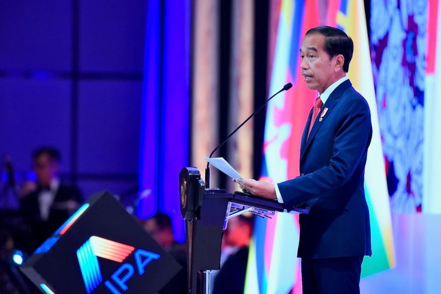 Tổng thống Indonesia Joko Widodo đọc thông điệp chào mừng AIPA-44.