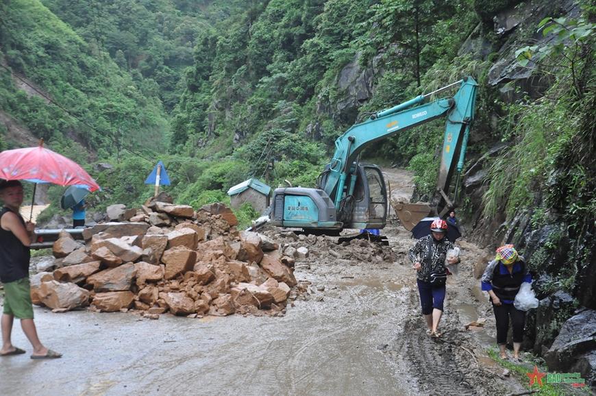 Các phương tiện được huy động để múc đất, thông tuyến. 