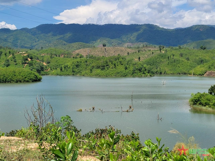  Một góc hồ thủy điện Krông Nô 3