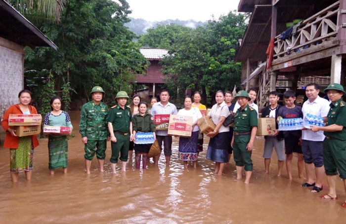  Bộ đội Biên phòng tỉnh Hà Tĩnh hỗ trợ lương thực cho bà con bị cô lập ở tỉnh Bolikhamxay của nước bạn Lào. Ảnh: THẾ MẠNH