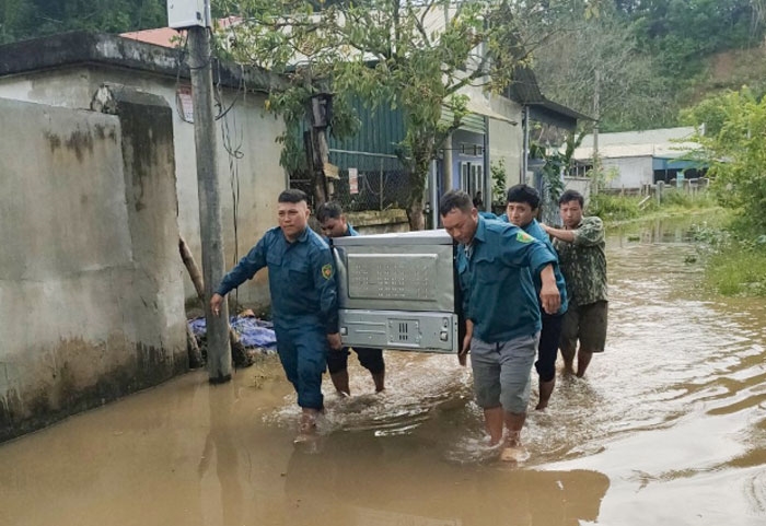 Lực lượng dân quân tự vệ TP. Điện Biên (tỉnh Điện Biên) giúp người dân di rời tài sản về nơi an toàn. Ảnh: HOÀNG TRUNG 