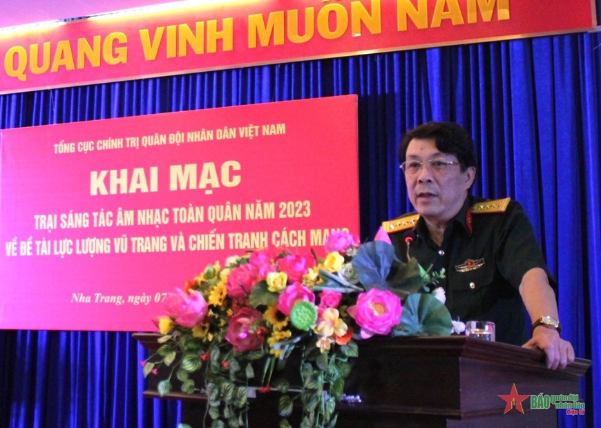 Đại tá, nhạc sĩ Nguyễn Xuân Thủy, Trưởng Ban tổ chức Trại sáng tác âm nhạc toàn quân 2023 phát biểu khai mạc.