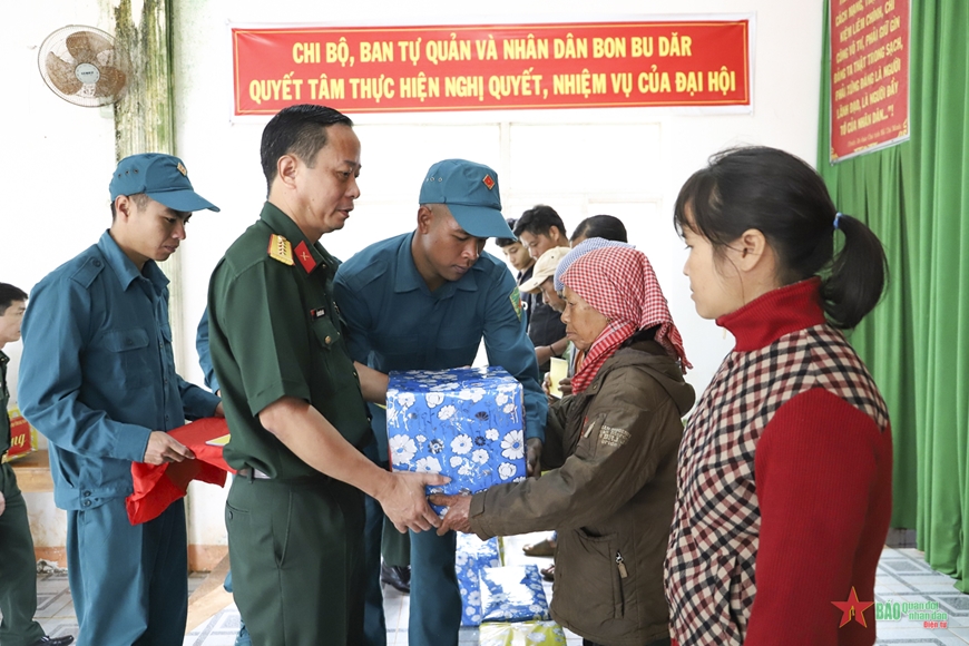 Lãnh đạo Bộ Chỉ huy quân sự tỉnh Đắk Nông thăm hỏi, động viên nhân dân vùng ảnh hưởng do mưa lũ. 
