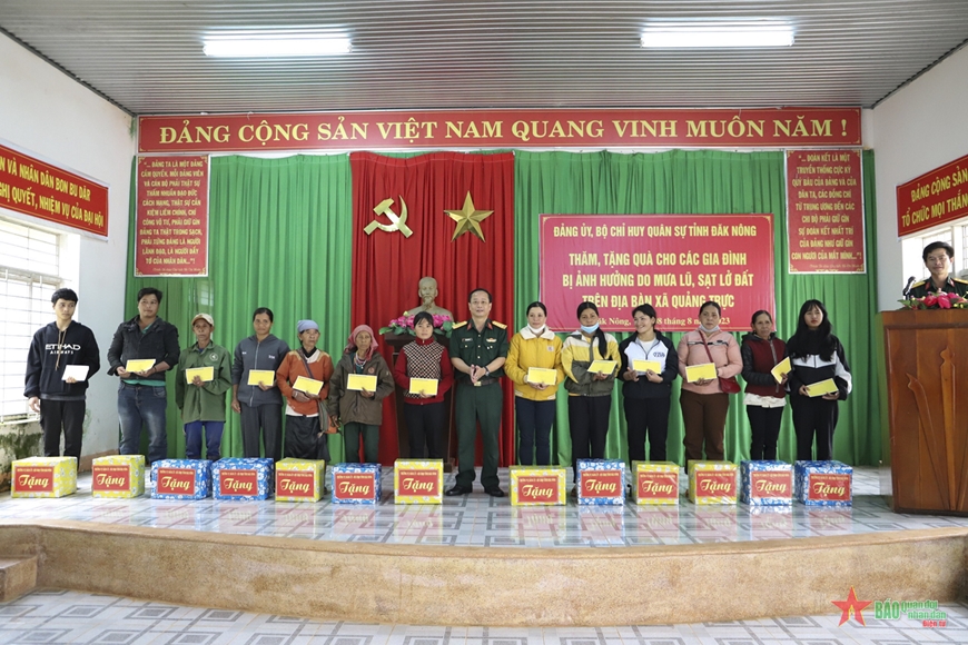 Đại diện lãnh đạo Bộ Chỉ huy quân sự tỉnh Đắk Nông trao quà tặng các hộ dân bị ảnh hưởng bởi mưa lũ.  