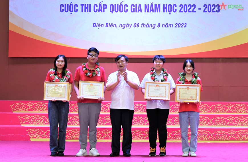 Điện Biên: Tuyên dương giáo viên và học sinh đạt thành tích cao trong các cuộc thi