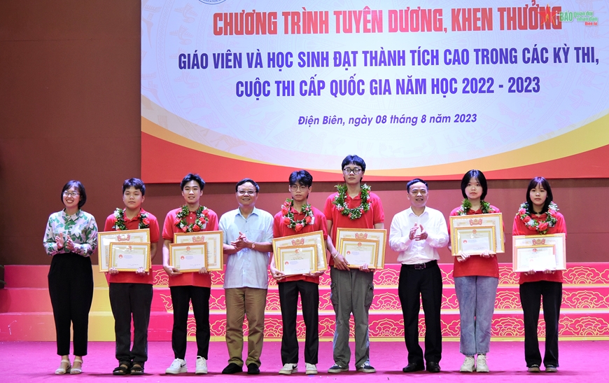 Điện Biên: Tuyên dương giáo viên và học sinh đạt thành tích cao trong các cuộc thi