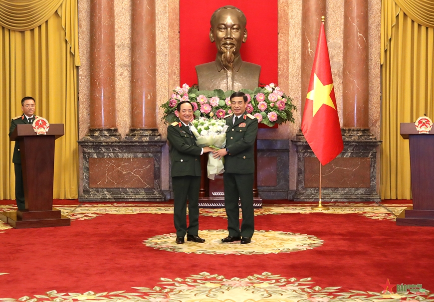  Đại tướng Phan Văn Giang chúc mừng Thượng tướng Trịnh Văn Quyết.
