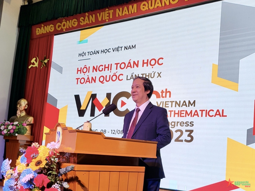 Bộ trưởng Bộ GD-ĐT Nguyễn Kim Sơn cảm ơn sự đóng góp của các nhà Toán học cho giáo dục Việt Nam. 