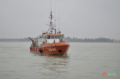 Tàu cá bị chìm 4 ngư dân Quảng Ngãi được cứu vớt an toàn