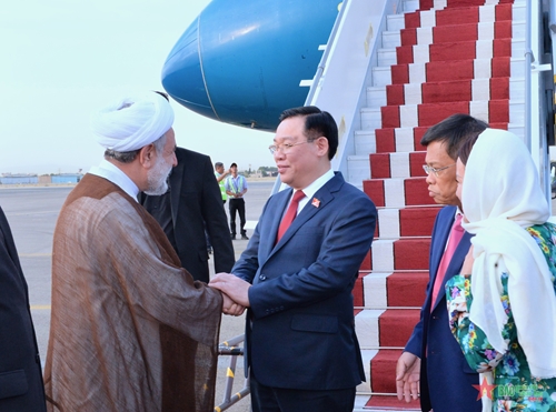 Chủ tịch Quốc hội Vương Đình Huệ đến Tehran, bắt đầu thăm chính thức Iran