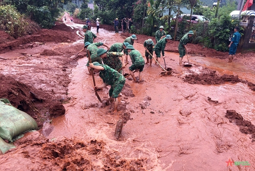Bộ đội Biên phòng tỉnh Đắk Nông chung tay khắc phục hậu quả mưa lũ