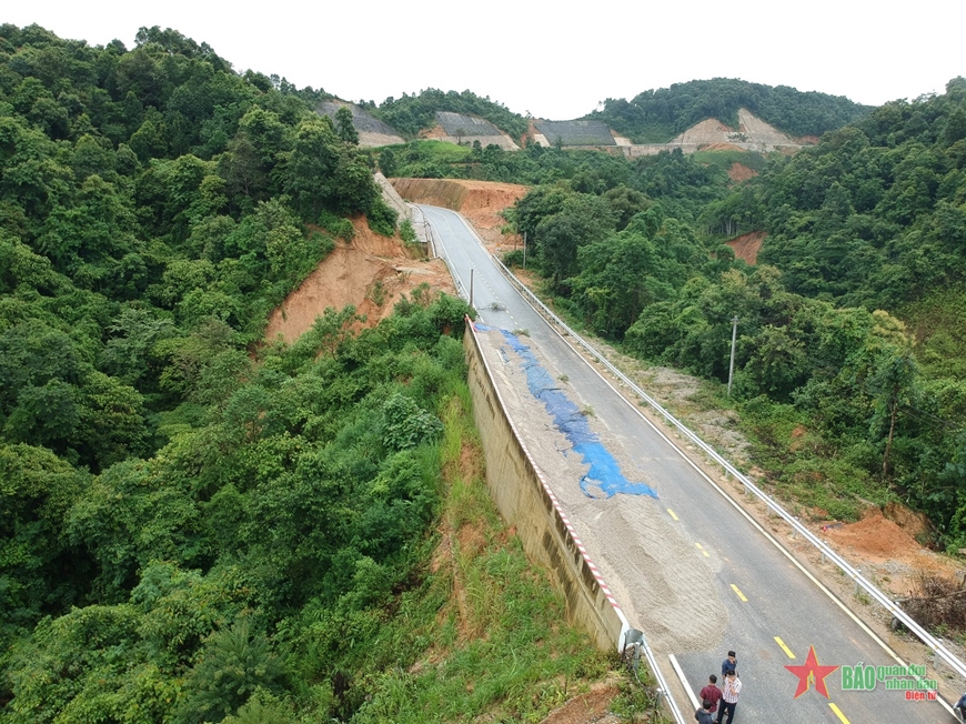 Điện Biên: Nhiều điểm sạt lở trên tuyến Quốc lộ 279B