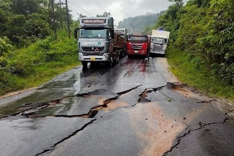 Quân đội Lào tìm kiếm tài xế người Việt mất tích trong vụ lở đất ở Quốc lộ 8