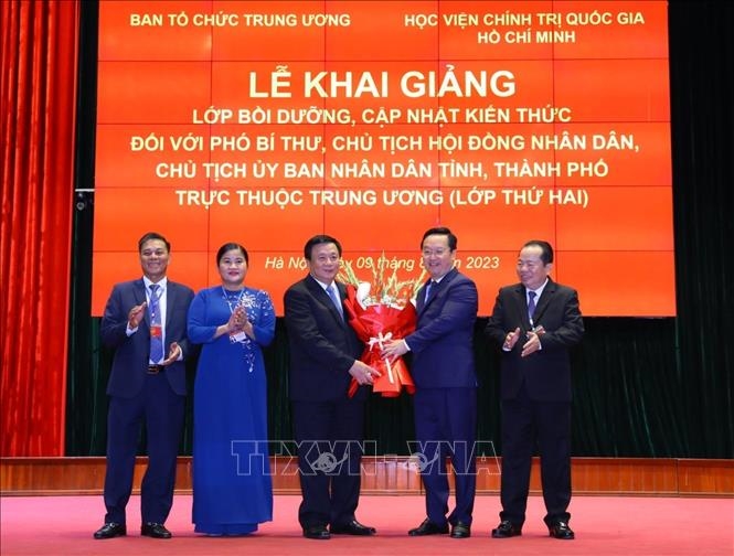 Khai giảng Lớp bồi dưỡng, cập nhật kiến thức đối với Phó bí thư, Chủ tịch UBND, HĐND tỉnh, thành phố trực thuộc Trung ương