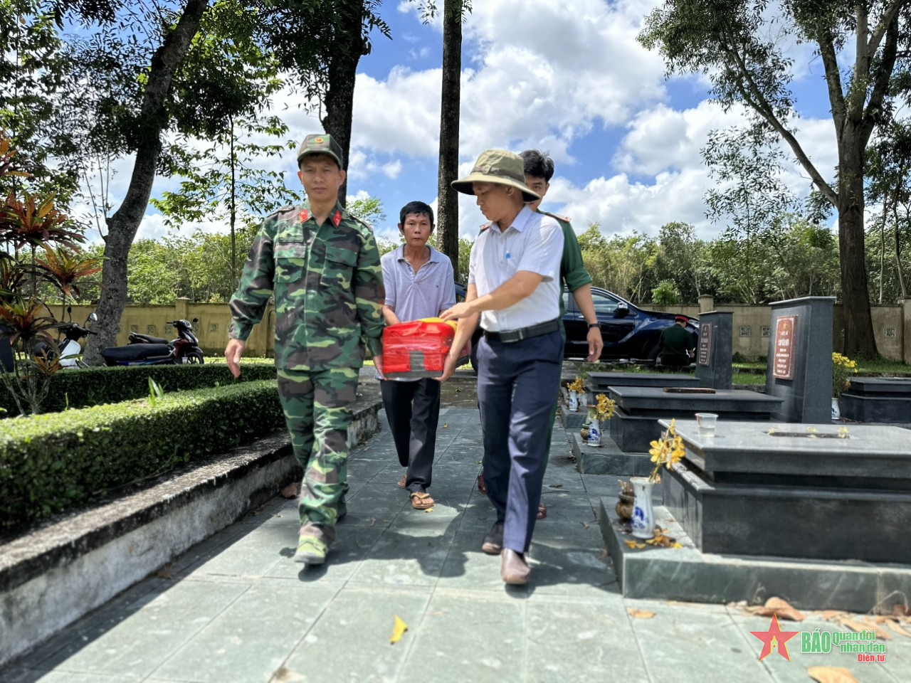 Di dời hài cốt liệt sĩ Nguyễn Văn Chó và Cao Văn Sửa về Nghĩa trang Liệt sĩ huyện Củ Chi