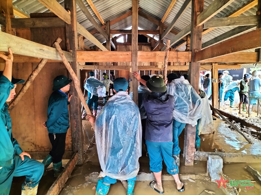 Lực lượng vũ trang tỉnh Yên Bái chạy đua với thời gian, nỗ lực cùng nhân dân khắc phục hậu quả mưa lũ