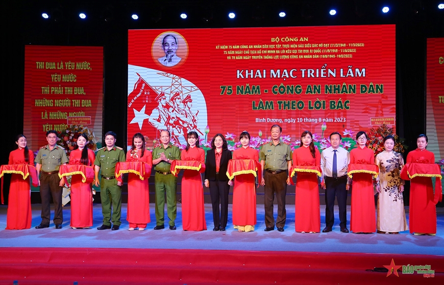 Triển lãm “75 năm - Công an nhân dân làm theo lời Bác” tại Bình Dương