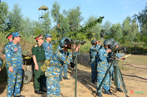 Thiếu tướng Phạm Trường Sơn kiểm tra Quân chủng Phòng không-Không quân tổ chức diễn tập tại miền Trung 