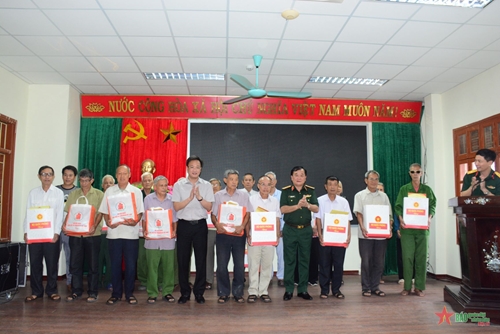 Thượng tướng Hoàng Xuân Chiến trao tặng quà nạn nhân chất độc da cam tại Hưng Yên
