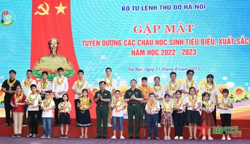 Bộ tư lệnh Thủ đô Hà Nội tuyên dương 110 học sinh tiêu biểu, xuất sắc