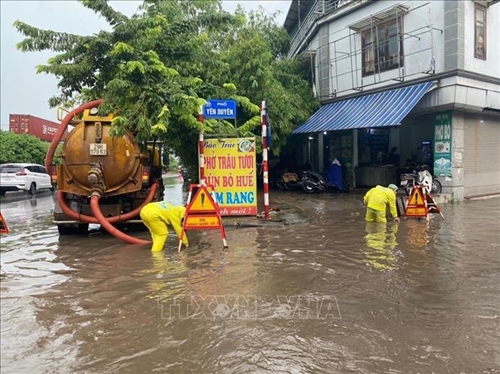 Hà Nội: Xuất hiện nhiều điểm ngập sau cơn mưa giữa trưa