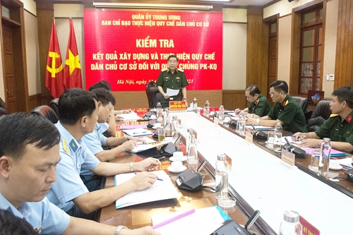 Trung tướng Nguyễn Văn Gấu kiểm tra, nắm tình hình thực hiện Quy chế dân chủ cơ sở ở Đảng ủy Quân chủng Phòng không-Không quân
