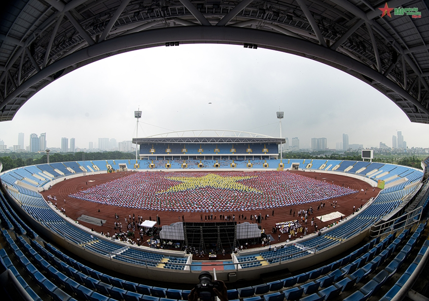 Xếp hình lá cờ Tổ quốc xác lập kỷ lục bằng màn trình diễn yoga của 5.000 người