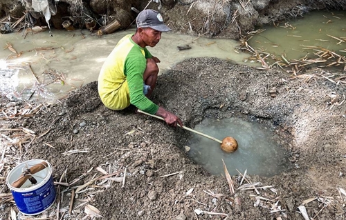 Hạn hán nặng khiến dân làng Indonesia phải đào lòng sông tìm nước