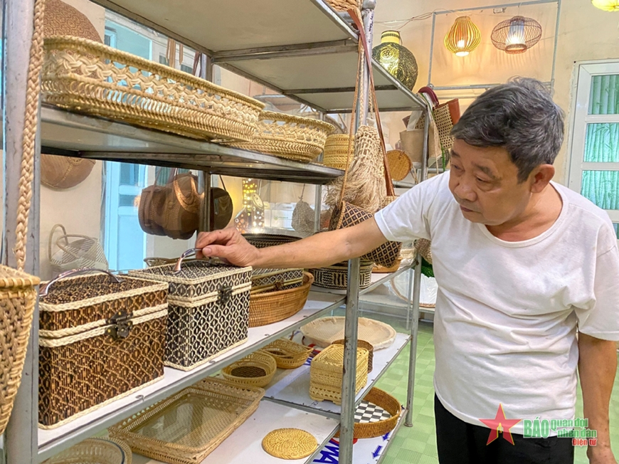 Nghệ nhân Nguyễn Văn Trung làm chân dung Bác Hồ từ mây tre đan