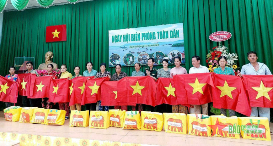 Sát cánh cùng ngư dân vươn khơi bám biển