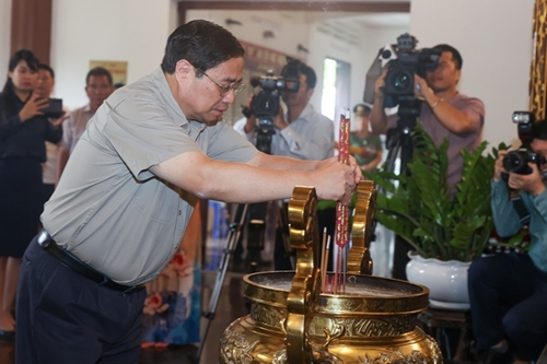 Thủ tướng Phạm Minh Chính dâng hương, viếng mộ Cụ Phó bảng Nguyễn Sinh Sắc