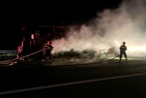 Xe khách bốc cháy giữa khuya trên cao tốc, 29 người thoát nạn