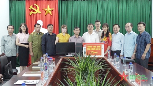Thành phố Điện Biên Phủ trao 20 bộ máy tính tặng huyện Muang Khua, tỉnh Phongsaly (Lào)