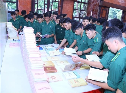 Cuốn sách của Tổng Bí thư Nguyễn Phú Trọng: Khẳng định sự lãnh đạo toàn diện của Đảng đối với Quân đội Việt Nam