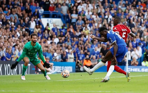 Tân binh ghi bàn, Chelsea vẫn chia điểm với Liverpool