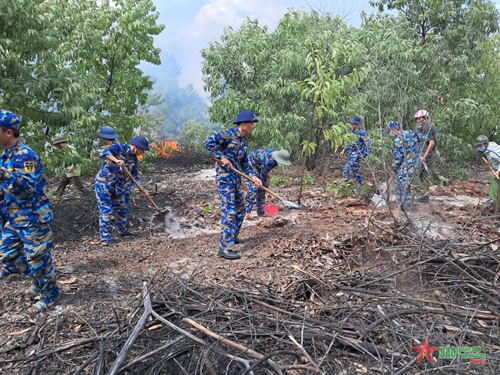 Huy động lực lượng chữa cháy rừng phòng hộ ở Thừa Thiên Huế
