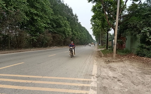 Nhiều xe máy đi ngược chiều trên đường gom Đại lộ Thăng Long