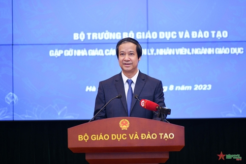 Bộ trưởng Bộ Giáo dục và Đào tạo Nguyễn Kim Sơn bắt đầu trả lời câu hỏi của giáo viên cả nước