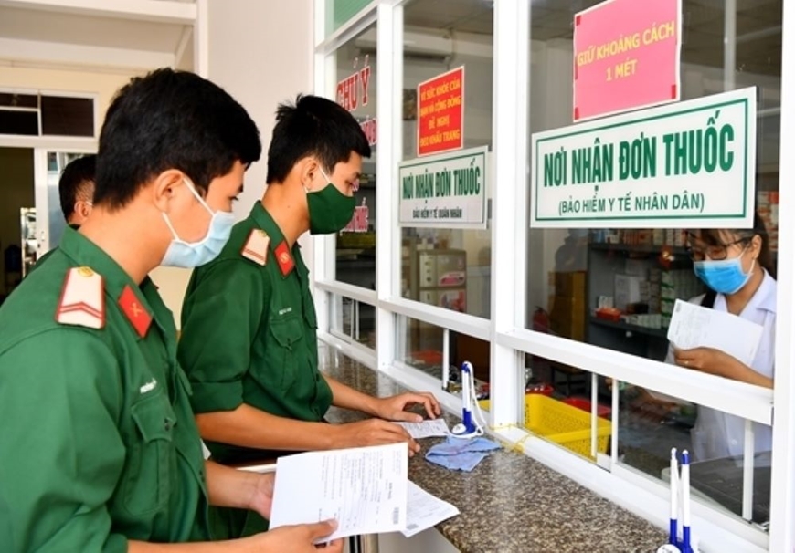 Chế độ bảo hiểm y tế cho hạ sĩ quan, binh sĩ xuất ngũ được thực hiện thế nào?