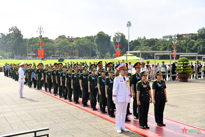 Đoàn đại biểu dự Đại hội đại biểu Công đoàn Cơ quan Tổng cục Chính trị vào Lăng viếng Chủ tịch Hồ Chí Minh​