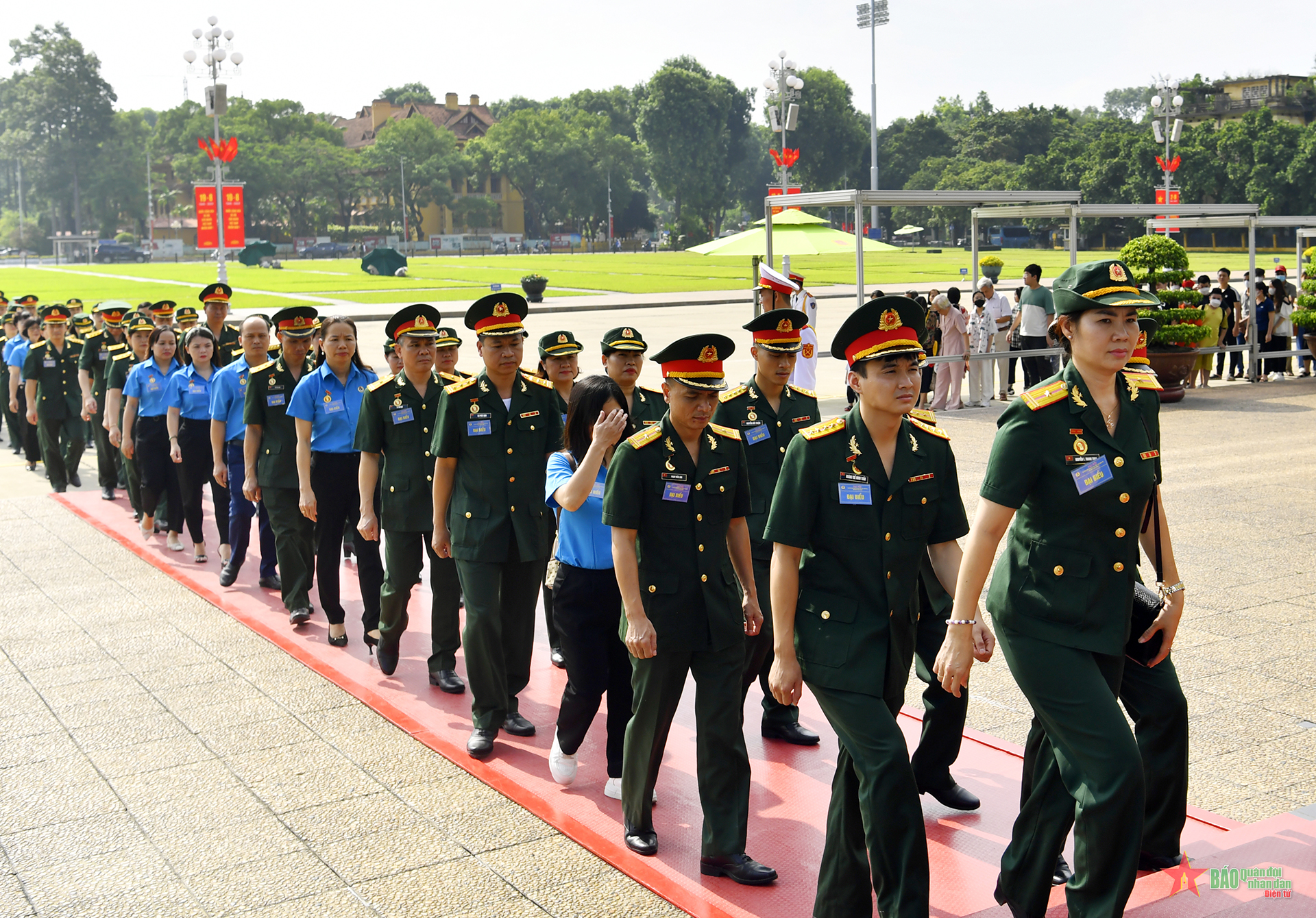 Đoàn đại biểu dự Đại hội đại biểu Công đoàn Cơ quan Tổng cục Chính trị vào Lăng viếng Chủ tịch Hồ Chí Minh

​