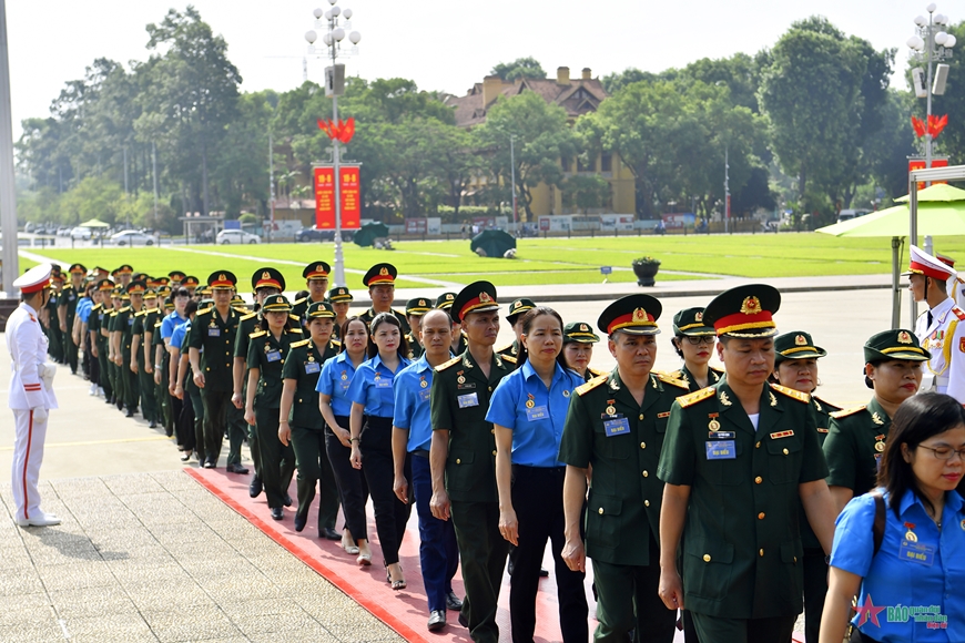 Đoàn đại biểu dự Đại hội đại biểu Công đoàn Cơ quan Tổng cục Chính trị vào Lăng viếng Chủ tịch Hồ Chí Minh​