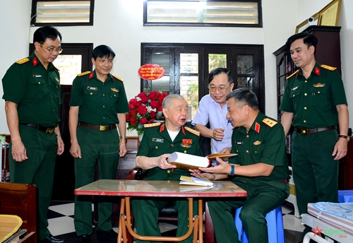 Trung tướng Lê Quang Minh thăm, chúc mừng sinh nhật lần thứ 101 của Đại tướng Nguyễn Quyết