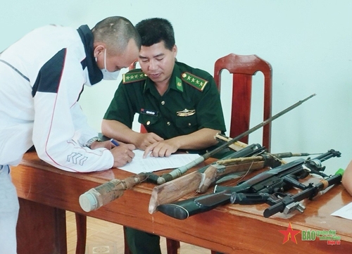 Bộ đội Biên phòng tỉnh Đắk Nông vận động người dân giao nộp vũ khí, vật liệu nổ, công cụ hỗ trợ